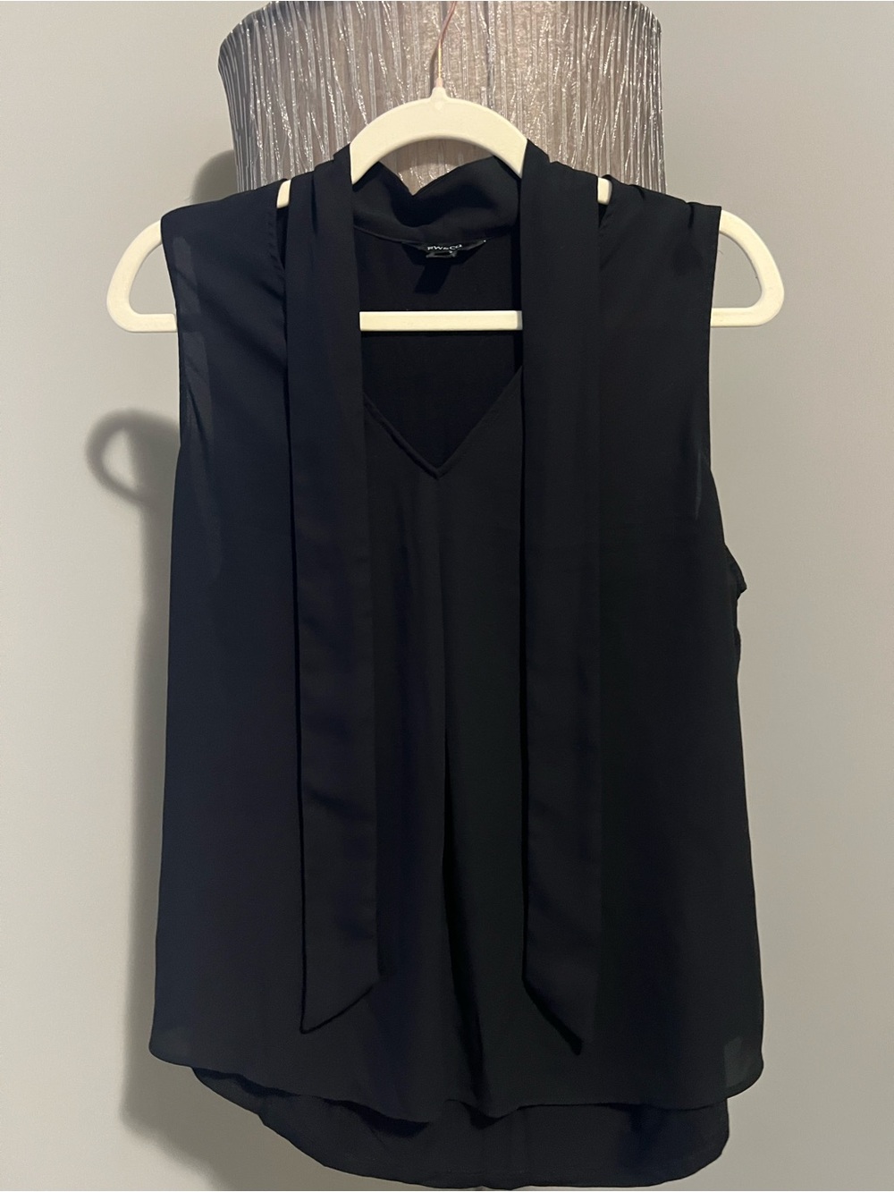 RW&CO. Black Sleeveless Tie-Neck Camisole